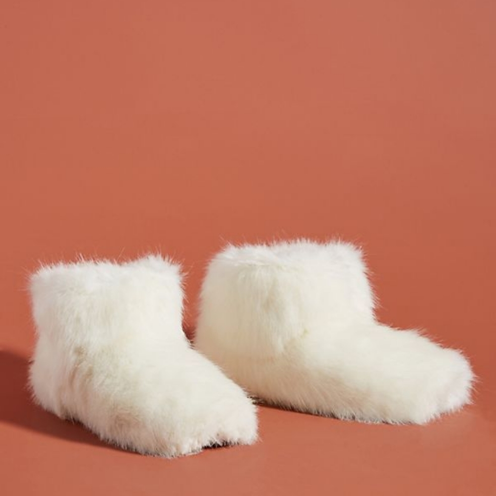NWOT UGG Amary White Fur Cozy Boots